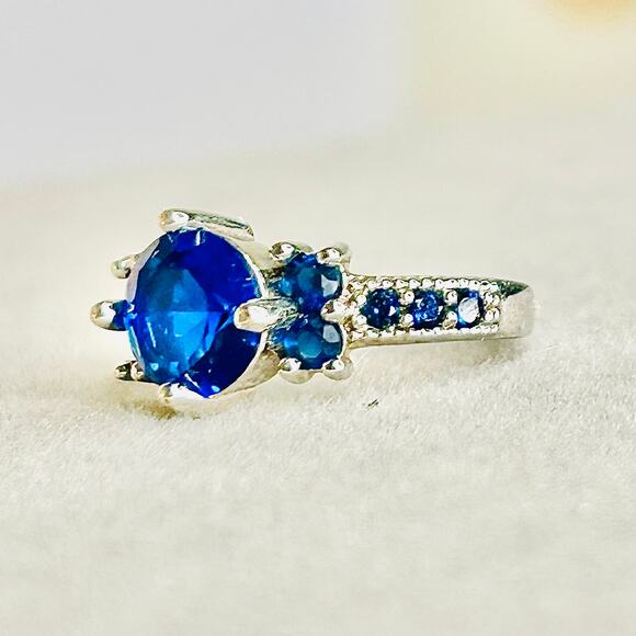 Blue Round Center Stone Side Blue Accent Stones 18K GP Cocktail Ring Size 5 - Picture 4 of 5